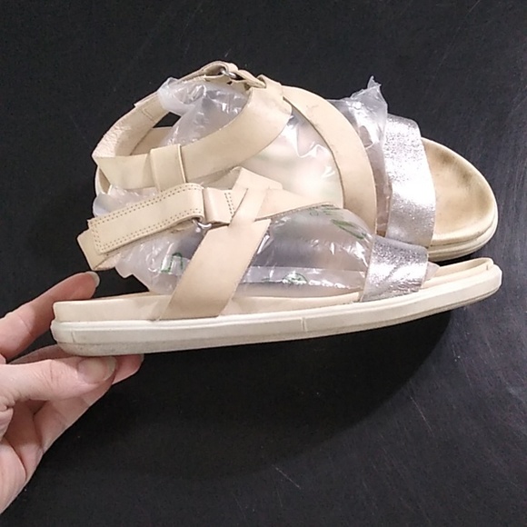 ECCO SIMPIL LEATHER SANDAL VALCRO CLOSURE SIZE 37 CREAM AND SILVER - Picture 3 of 11